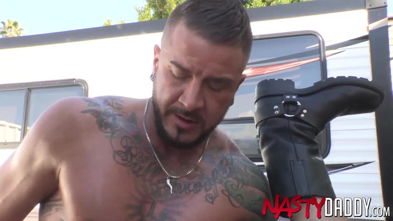 Nasty Daddy: Nastydaddy - il fusto tatuato Dolf Dietrich scopa senza preservativo Jack...