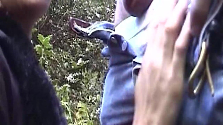 ORGASMX: Pelacur muda meniup di luar dan menelan air mani