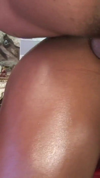Ébano skin Megan Pryce folla polla negra en su culo y lo hace correrse