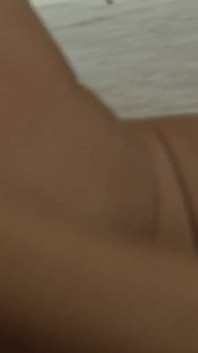 Rondborstige brunette babe wordt geneukt door een grote lul
