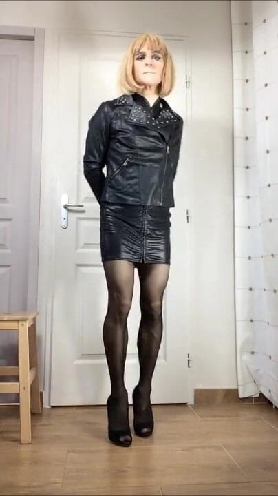 Faustine: Crossdresser seksi kulit faustin dan vinil.