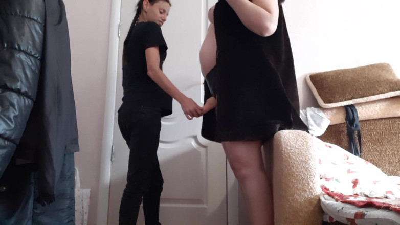 Lesbian-illusion: No aniversário da minha enteada, eu não só lhe dei...