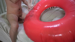 Inflatable Lovers: Hraní s hračkou v červeném plaveckém bazénu