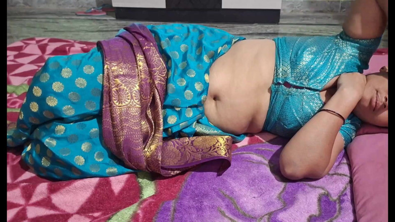 Sexy sindu: Bhabhi panas India sendirian di rumah lapar untuk seks