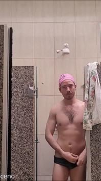 Pynk cap che nuota con il costume da bagno mezzo nudo