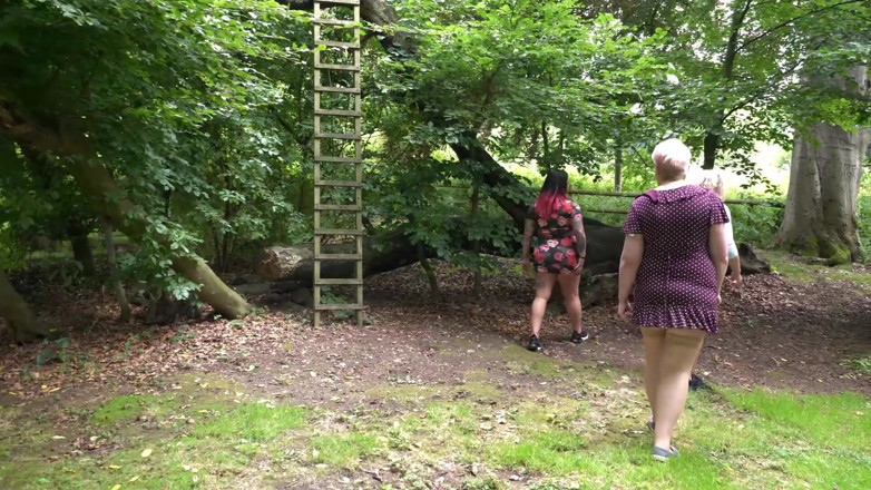 Camilla Creampie Girls: Messing around with the girls