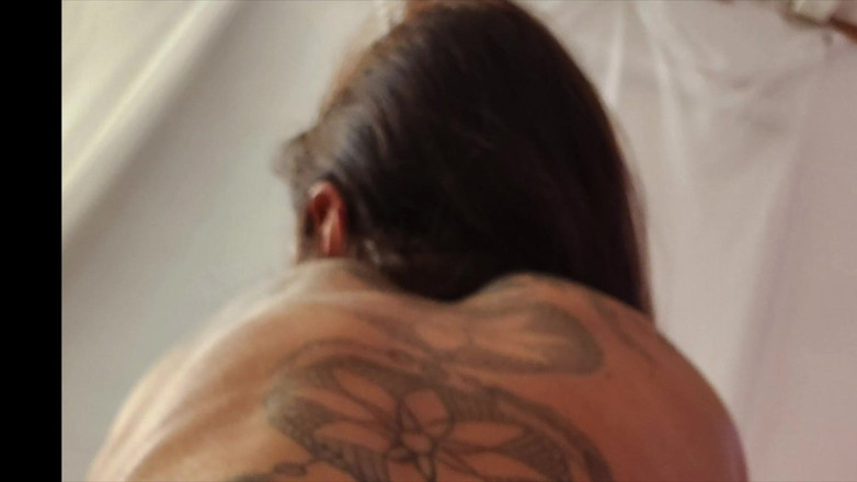 LoveAndRopes: MILF Żona Zostaje Zerżnięta Ciężko Na Pieska Podczas Ssania Ogromnego Dildo