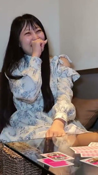 Y tá gợi cảm bận rộn để cho lỏng lẻo. một trò chơi thẻ biến thân mật và kết thúc với một creampie thô