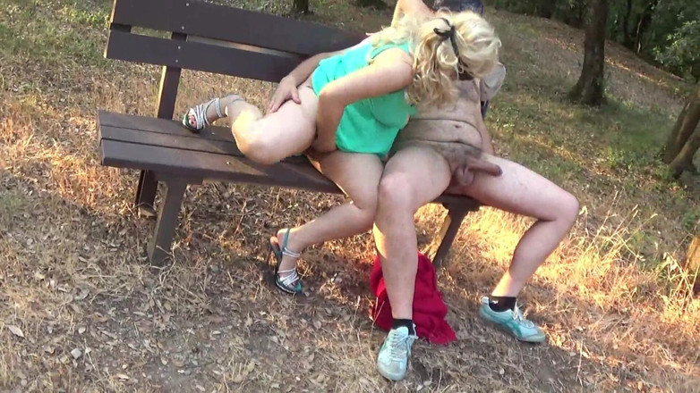 Peccatrici Produzioni: Schmutziges amateur-paar hat sex im garten