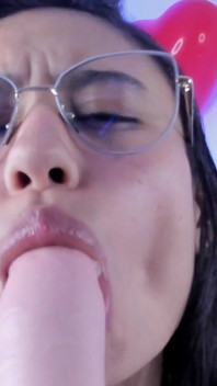 Junges Latina-mädchen Mit Wunderschönen Brüsten Und Perfektem Po Gönnt Sich Ihren Spielzeugen Und Orgasmen