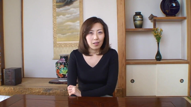 Asian Mature Climax: Hnědovlasá asijská milfka se svléká a ukazuje, co má