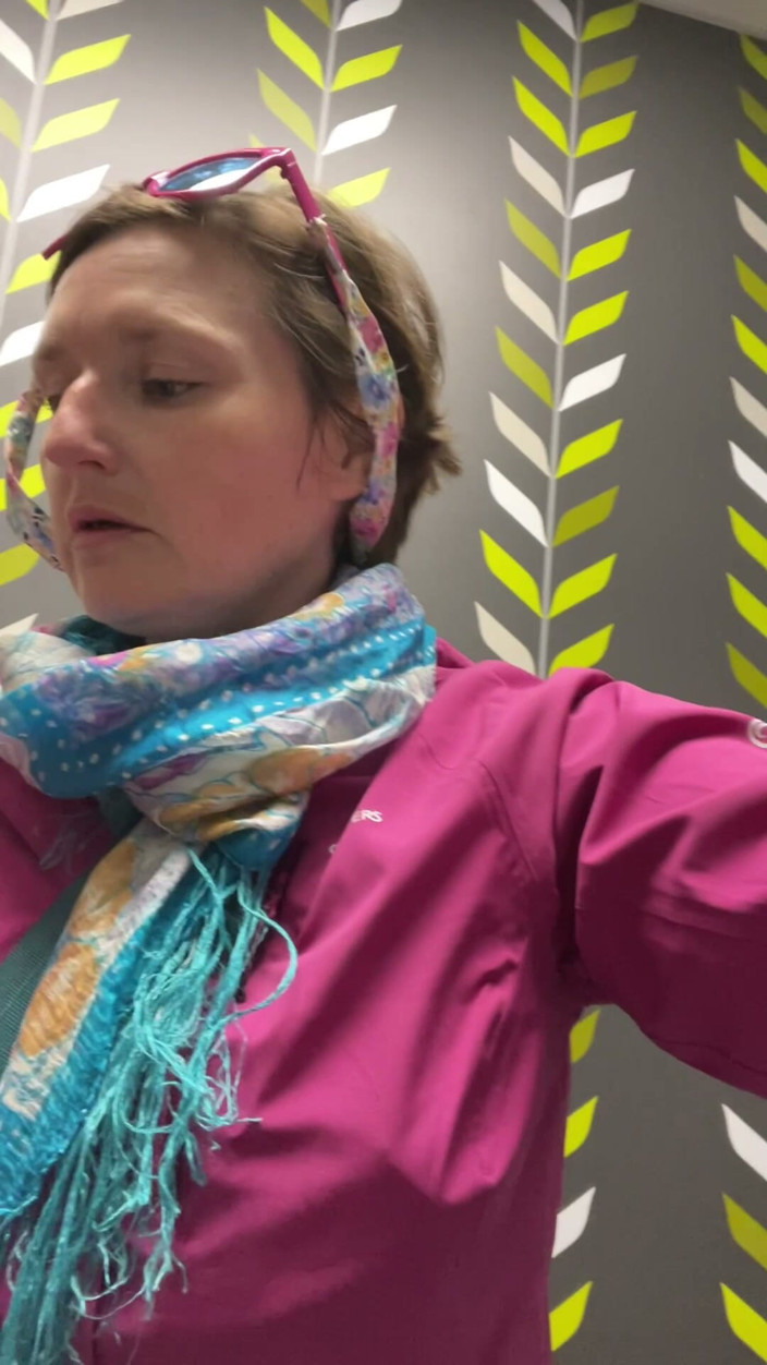 Pissing Paradise: Sexy Nepořádek MILF a Zblízka Pohled Na Její Krásnou Chčijící...