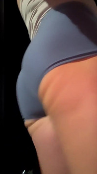 Stolze öffentliche sissy yoga hintern shortshorts schlampe