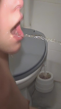 ルイーザが精液と尿で歯を洗う