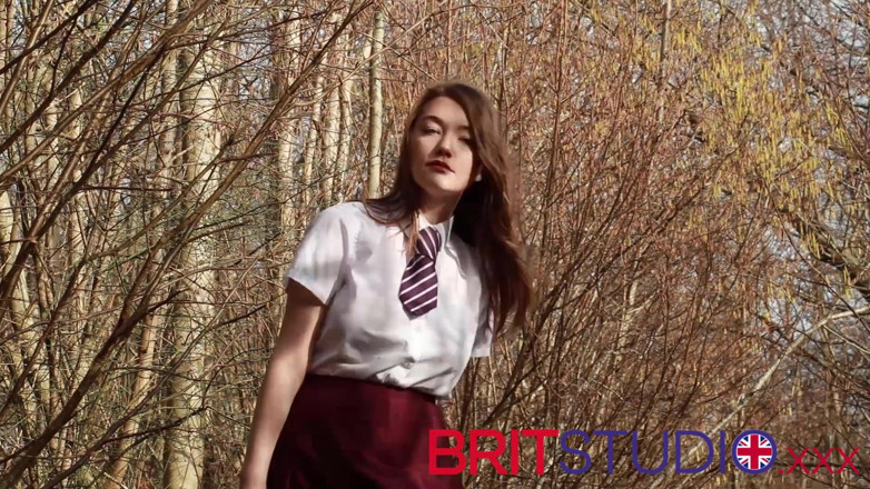 Brit Studio: Британська 18-річна в уніформі писає в лісі