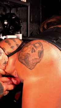 Tatuerad MILf knullas av 2 heta lesbiska