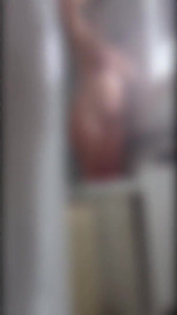 Il m’a surpris en train de me masturber sous la douche