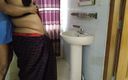Aria Mia: La zia bollente tamil stando davanti allo specchio e ai...
