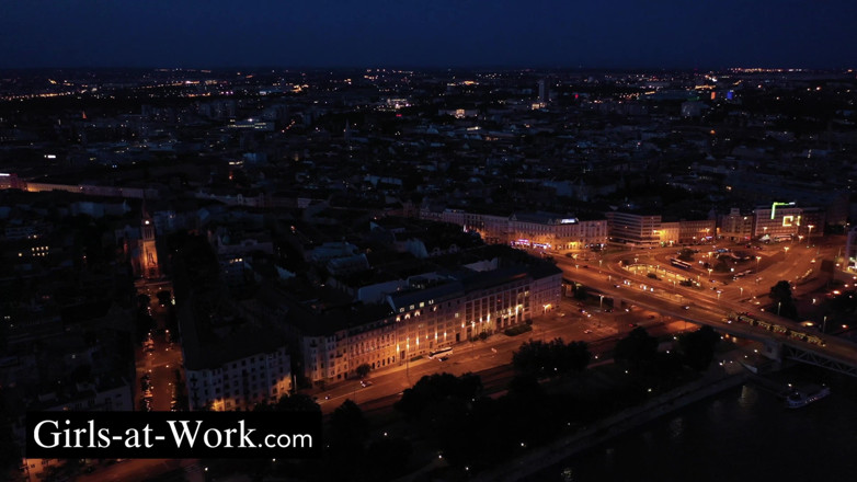 Girls At Work: Tina kay presenta kate rich a un trio