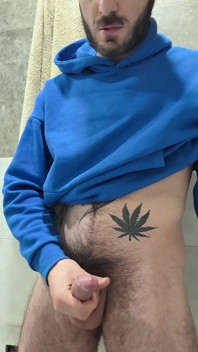 Revaz Masturbuje Svůj Penis a Vyvrcholí