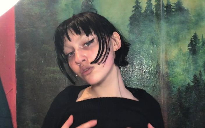 SynergyVibe: Une fille essaye le rôle de secrétaire, avec une gorge...