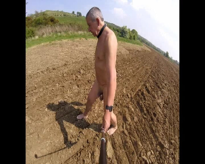 Andy: Passeggiata nuda tutto il giorno