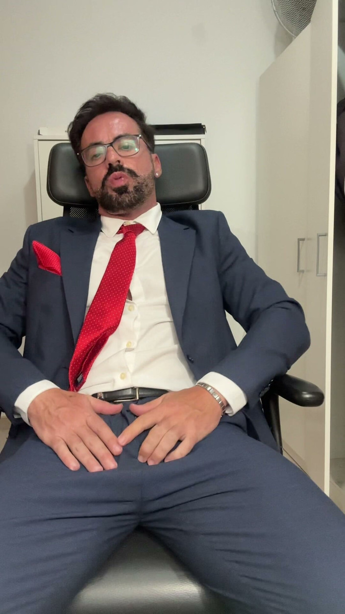 MaelHunter: I Masturbate While Wearing a Suit and a Red Tie.