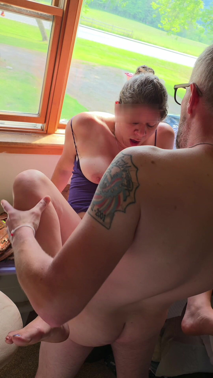 Lust2Luv: Prawdziwa domowa amatorka ma nadzieję, że nikt nie widzi przez otwarte...