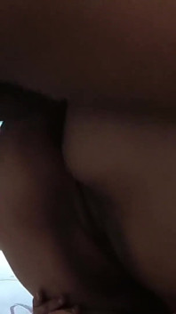Lubang pantat cewek sange ini menganga lebar dan perlu dicrot sperma hangat