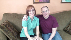 Nightclub Hardcore XXX: Sexy brunetka saje černého a bílého ptáka ve trojce