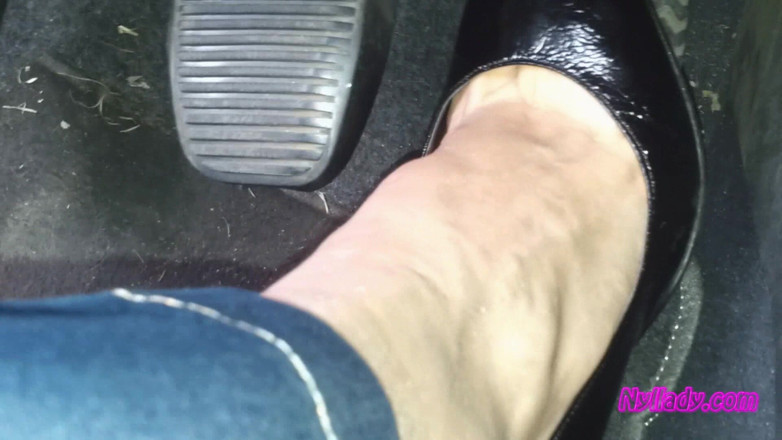 Nyllady: Conducir y revving en bombas negras a pie desnudo