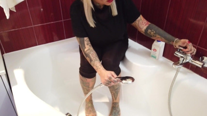 Fetish videos by Alex: Tatuada rubia milf se lava los pies