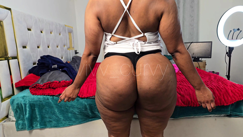 Solo big ass: 白色太阳服黑色丁字裤暴露