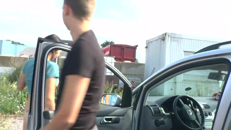 German amateur - 100% German hardcore videos: Tetovaná holka s velkými prsy jezdí a kouří péro v...