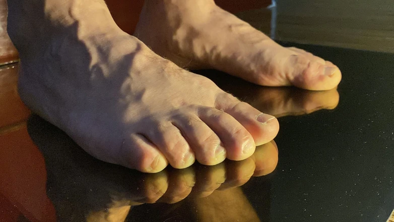 Placer_macho: 当镜子显示比皮肤还多时，欲望就开始了。