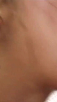 Sexy blondine met bril zuigt zijn lul in close-up
