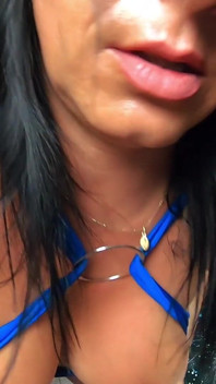 Mavi saten elbise solo. Beyaz stiletto çizmeler, göt tıkacı ve güçlü orgazm