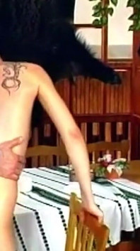 Pisse durchnässte reife schlampe auf restauranttisch geritten