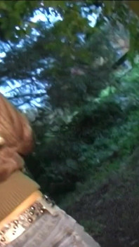 Heiße blonde teen dogging schlampe lutscht zwei große schwanz hengste im wald