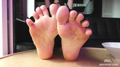 Mistress Legs: 맨발로 밑창을 문지르고 딸기를 짜주는 여주인