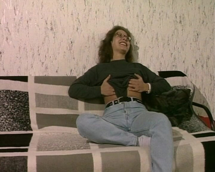 YOUR FIRST PORN: Denise pelosa in calzini, figa rasata