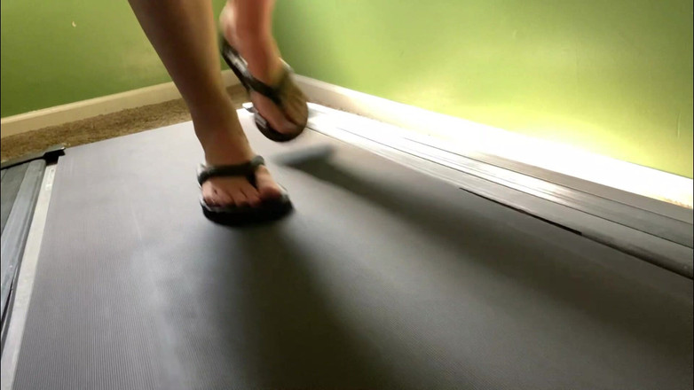 footivities: Pieds en tongs sur le tapis de course - Ivys Feet