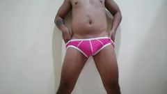 Armon Leo: Pinky spodní prádlo na show.