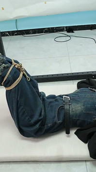 Mi novia estaba atada a un armazón de hierro, con los pies descalzos suspendidos y cosquilleados
