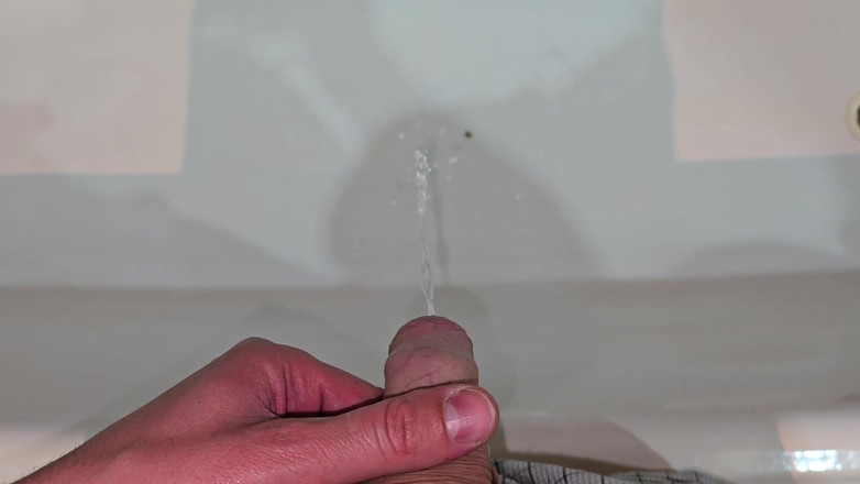 Fap_man93: Hairy Cock Peeing in the Bathtub