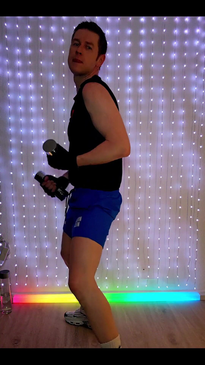 Roman Heart: Allenamento fitness in pantaloncini blu ck