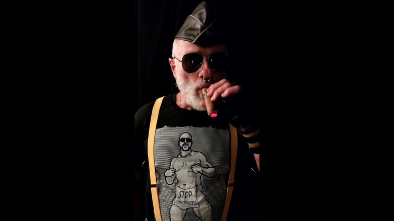 MusclesCigarsFFPig: Tatăl își aprinde trabucul purtând un tricou "Stop Homoophobia"