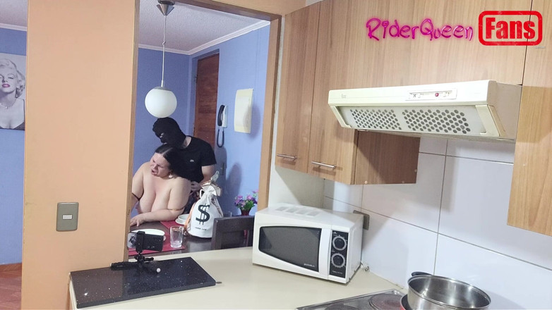 Riderqueen: Видео для фанатов: молодой мужчина в маске трахает меня на кухне