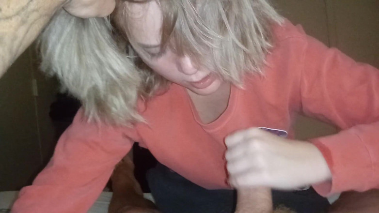 Luckys Charms Playhouse: Une blonde suce le sperme de la bite de son...