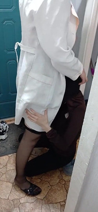 Une doctoresse MILF lesbienne éjacule dans la bouche d’une patiente